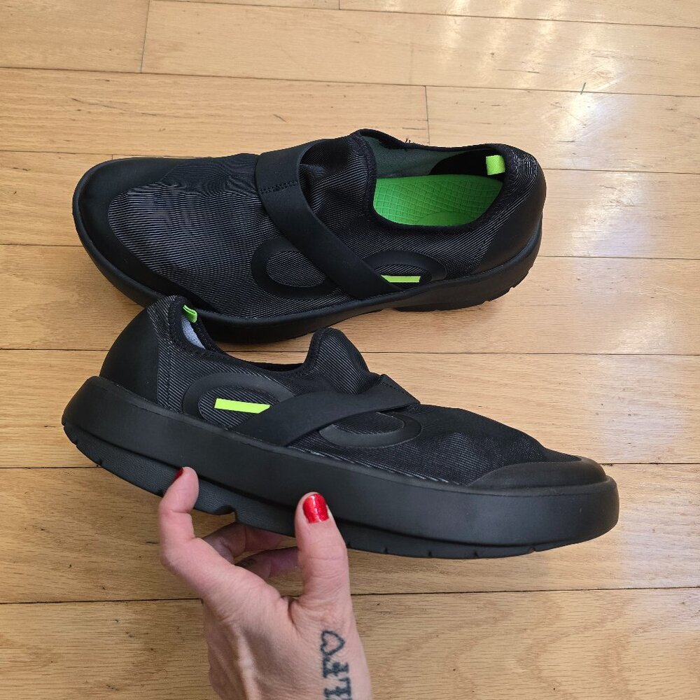 OOFOS | OOmg Fibre monochrome black recovery sneakers | MENS 12